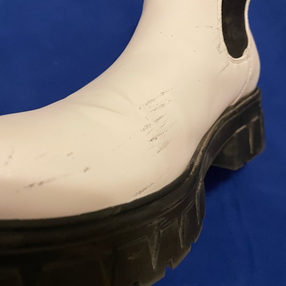 Forever 21 White Chelsea Boots!! Size 8 - Picture 6 of 7